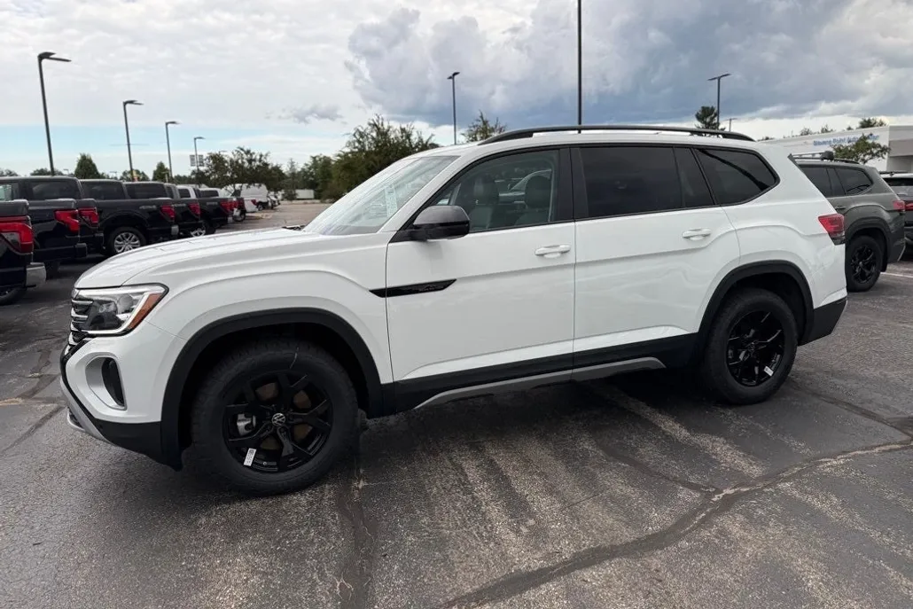 2025 Volkswagen Atlas Peak Edition SE photo 1