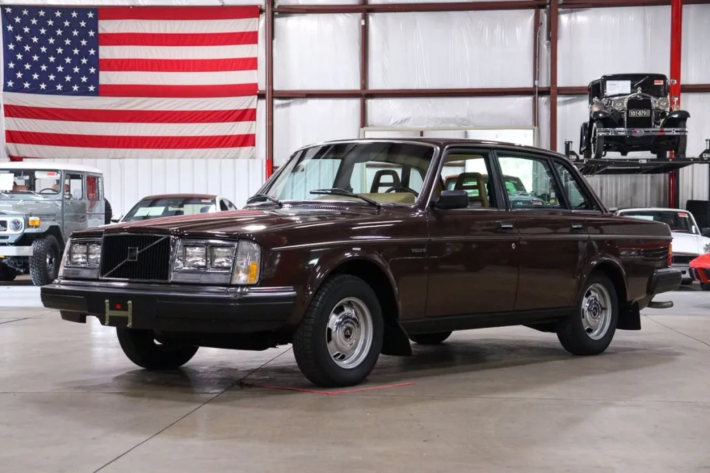 1983 Volvo 240 photo 1