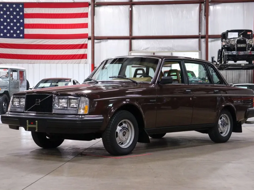 1983 Volvo 240 photo 1