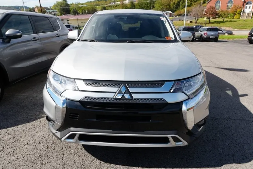 2020 Mitsubishi Outlander ES photo 1