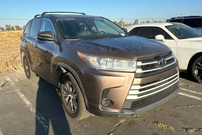 2017 Toyota Highlander LE photo 1