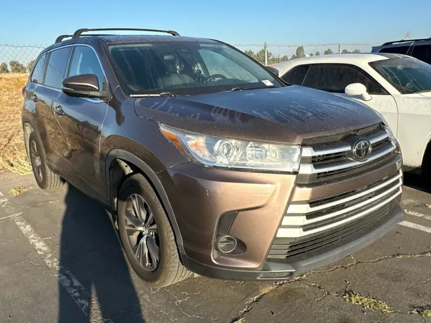 2017 Toyota Highlander LE photo 1