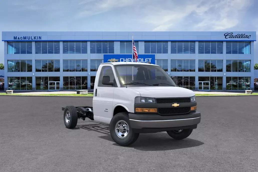 2025 Chevrolet Express Cutaway 3500 photo 1