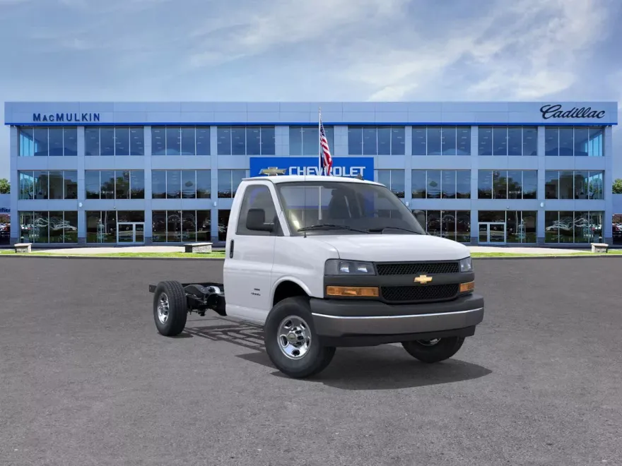 2025 Chevrolet Express Cutaway 3500 photo 1
