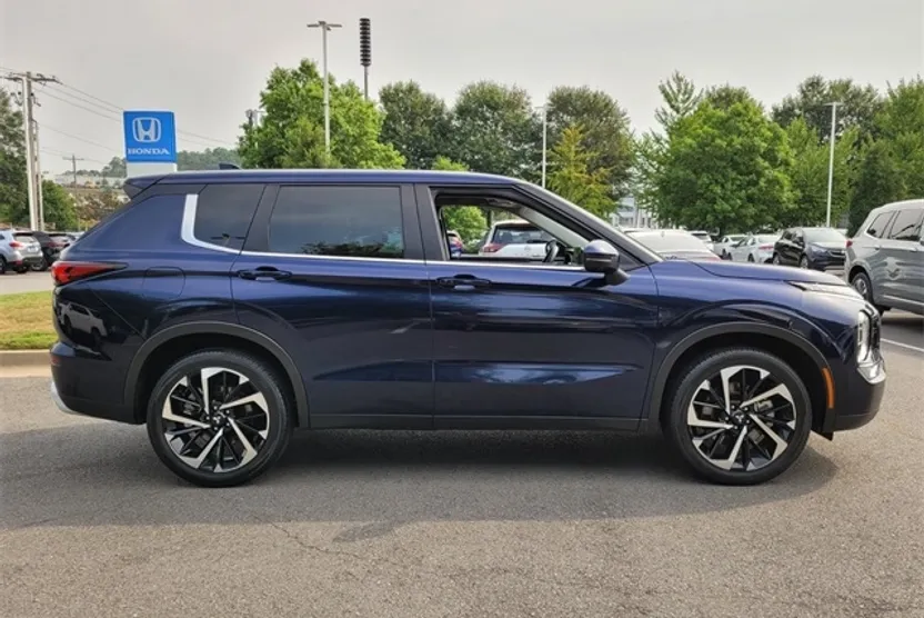 2023 Mitsubishi Outlander SE photo 1