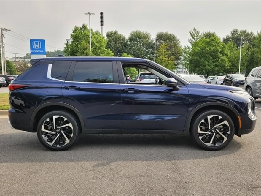 2023 Mitsubishi Outlander SE photo 1