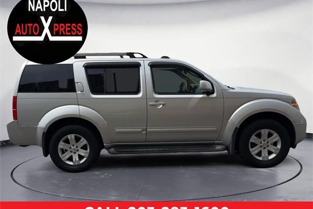 2005 Nissan Pathfinder LE photo 1