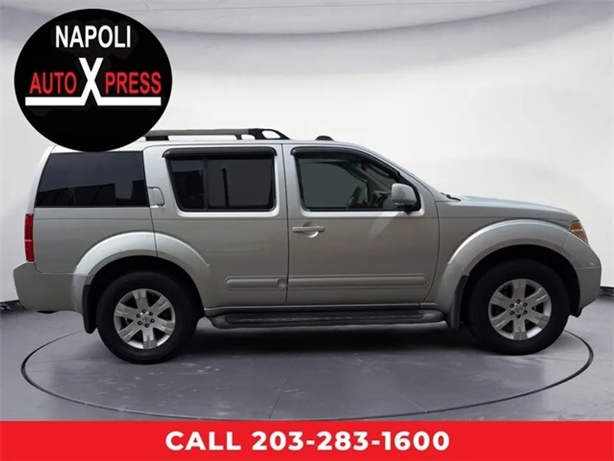2005 Nissan Pathfinder LE photo 1