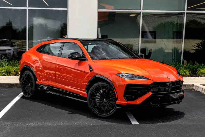 2025 Lamborghini Urus SE photo 1