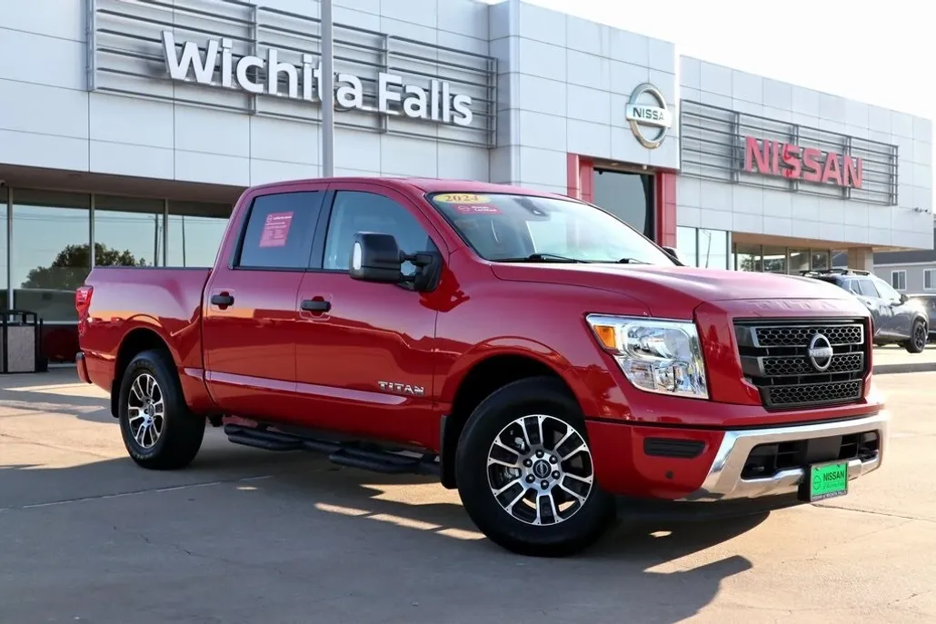 2024 Nissan Titan SV photo 1
