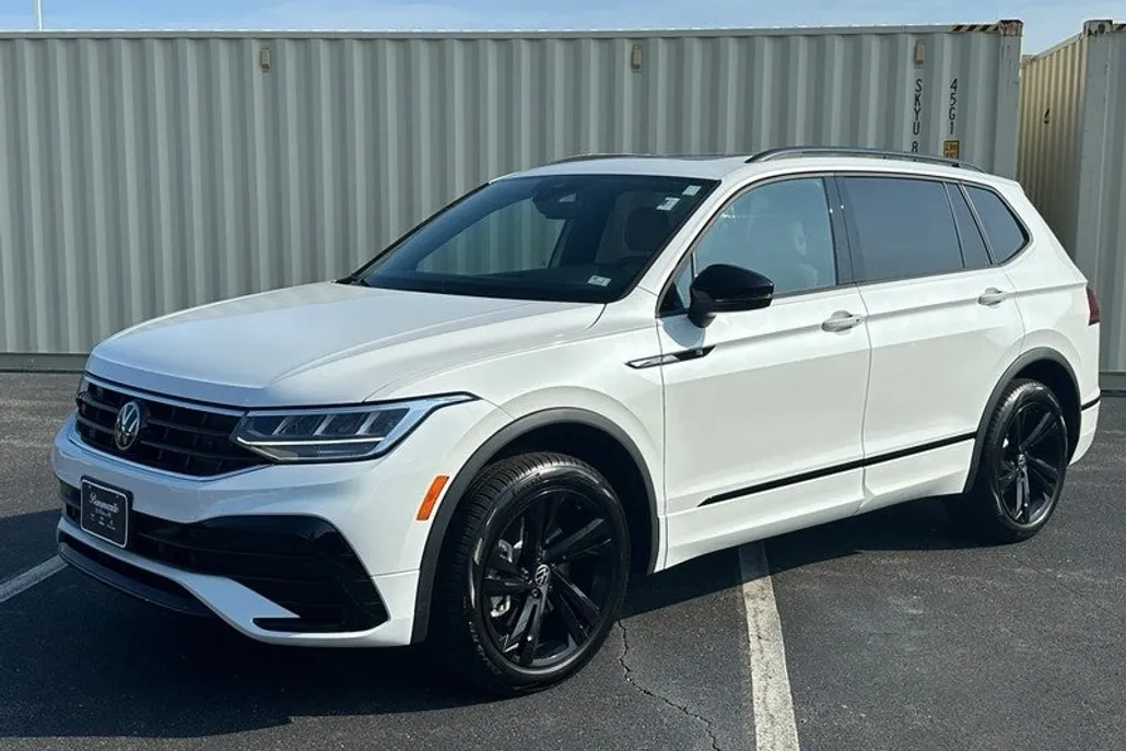 2024 Volkswagen Tiguan SE R-Line Black photo 1