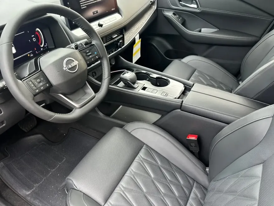 2025 Nissan Rogue Platinum photo 1