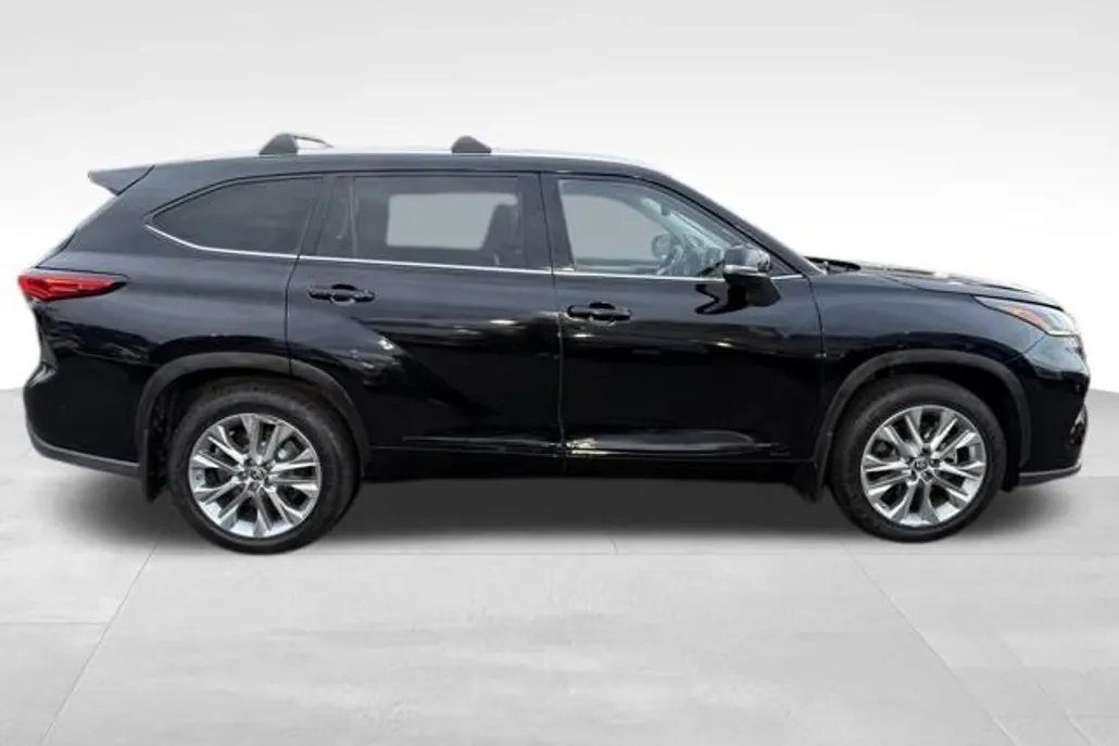 2022 Toyota Highlander Hybrid Limited photo 1