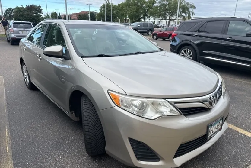 2013 Toyota Camry LE photo 1
