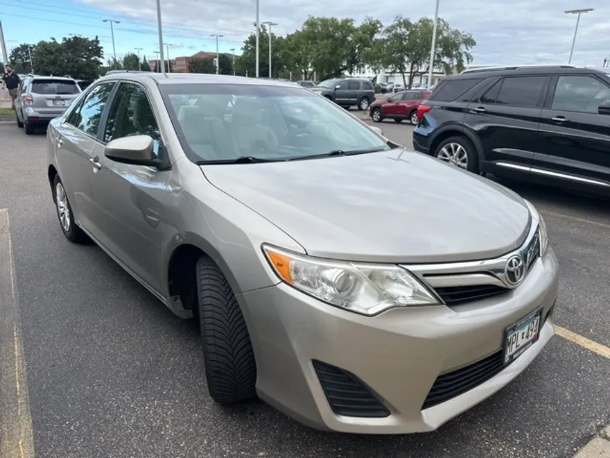 2013 Toyota Camry LE photo 1