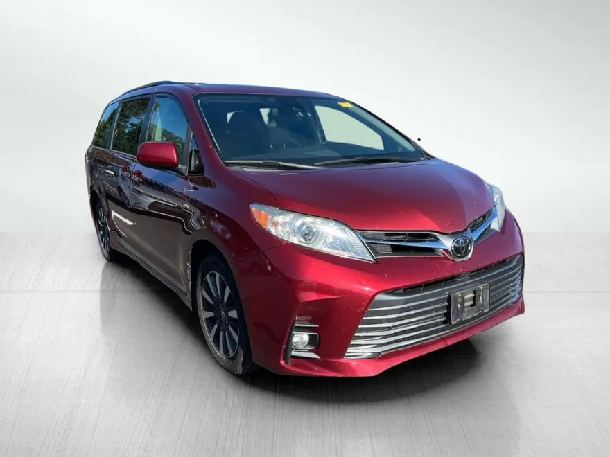 2018 Toyota Sienna XLE photo 1