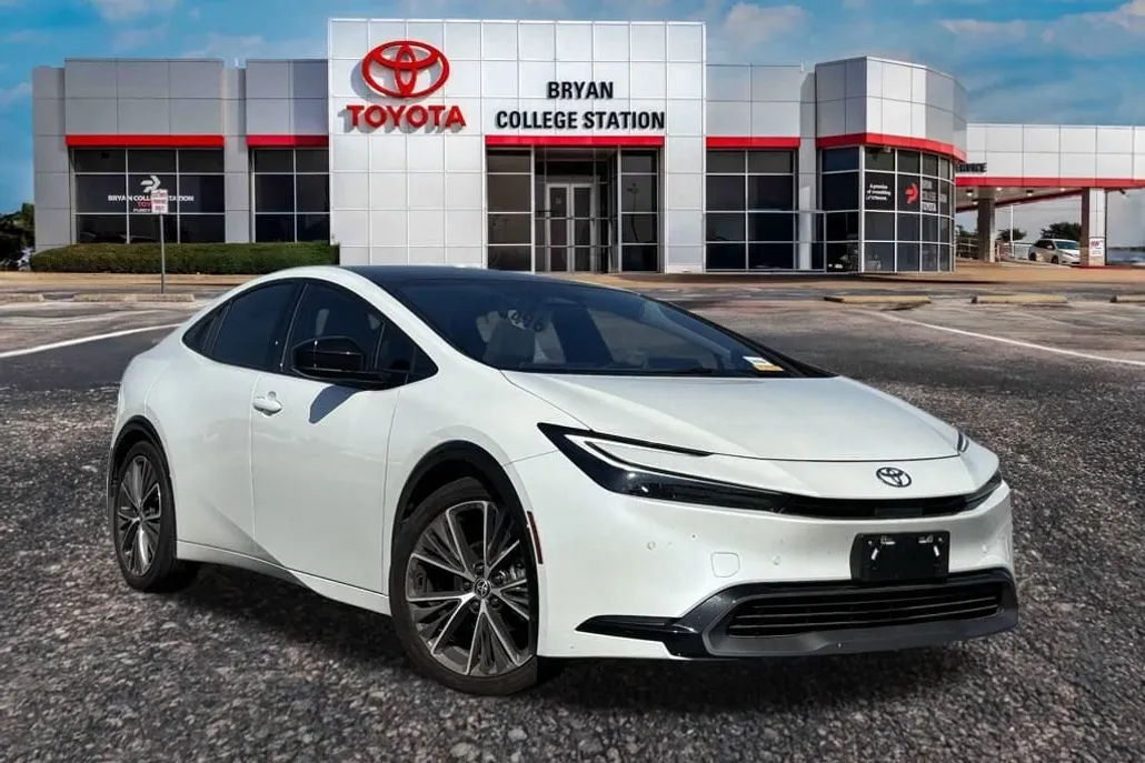 2024 Toyota Prius LE photo 1