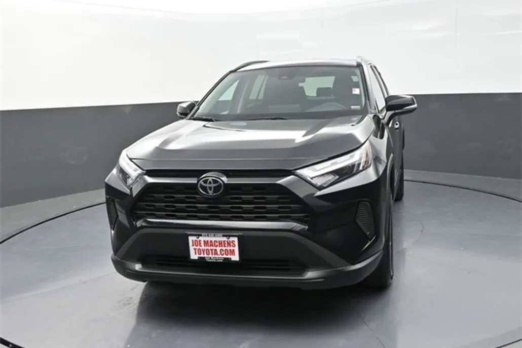 2023 Toyota RAV4 XLE photo 1