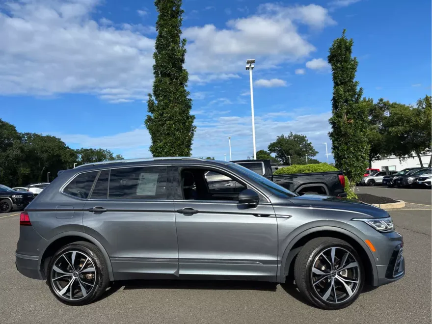 2022 Volkswagen Tiguan SEL Premium R-Line photo 1