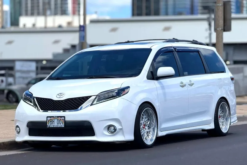 2017 Toyota Sienna SE Premium photo 1