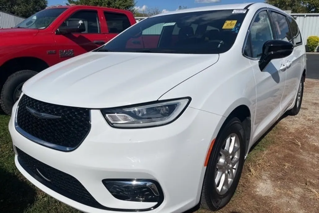 2025 Chrysler Pacifica photo 1