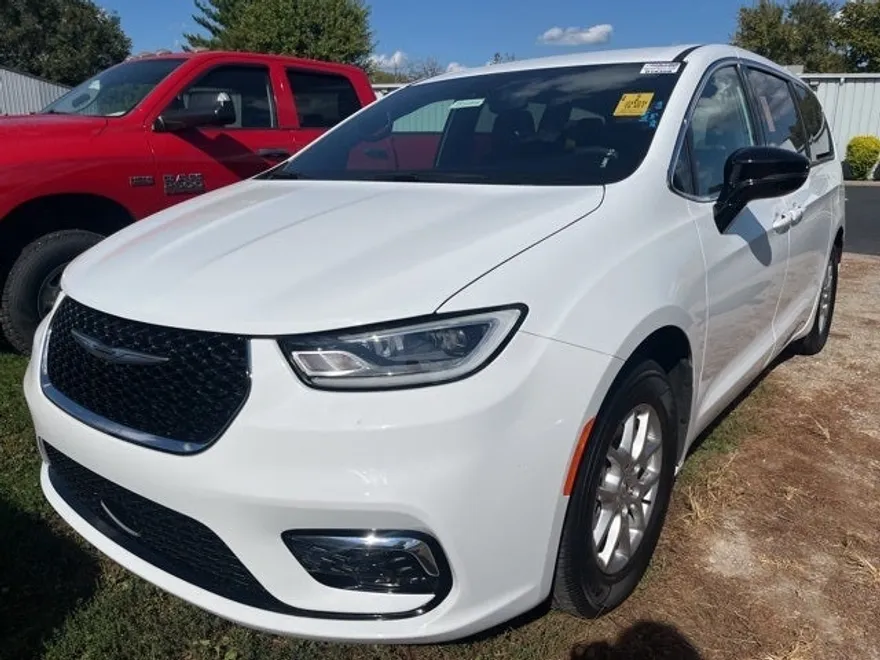 2025 Chrysler Pacifica photo 1