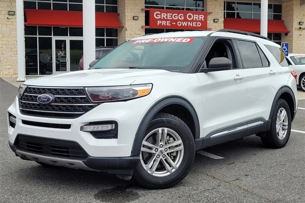 2023 Ford Explorer XLT photo 1