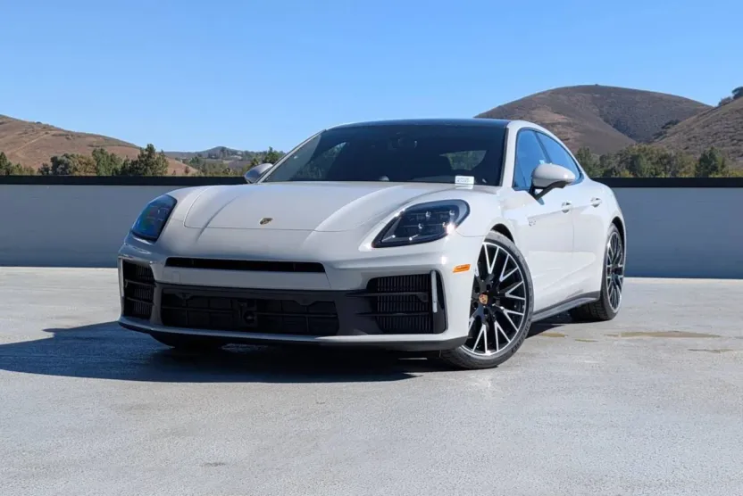 2025 Porsche Panamera E-Hybrid 4 photo 1
