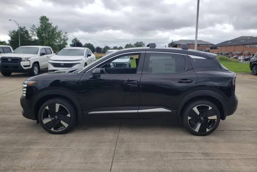 2025 Nissan Kicks SR photo 1