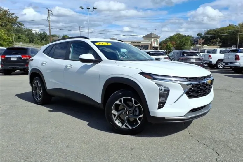 2024 Chevrolet Trax LT photo 1