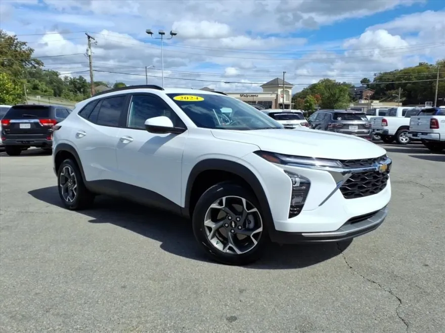 2024 Chevrolet Trax LT photo 1