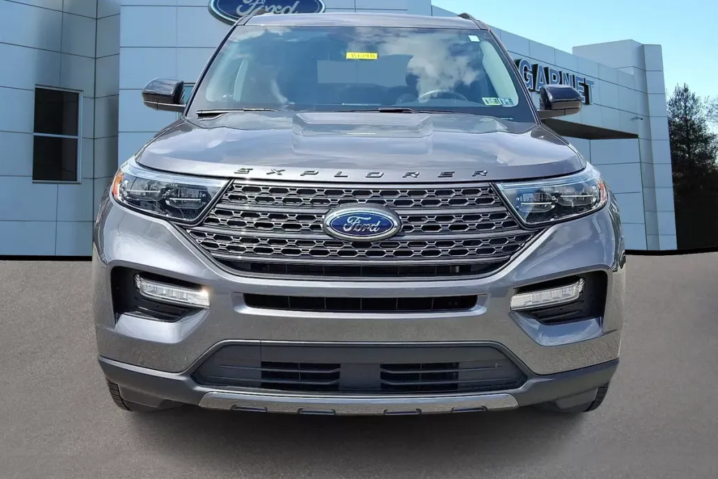 2023 Ford Explorer XLT photo 1