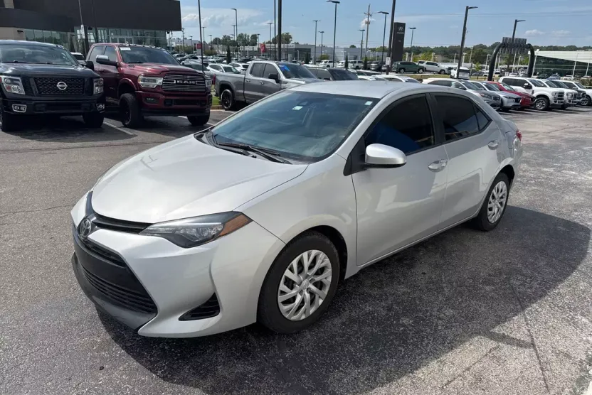 2017 Toyota Corolla LE photo 1
