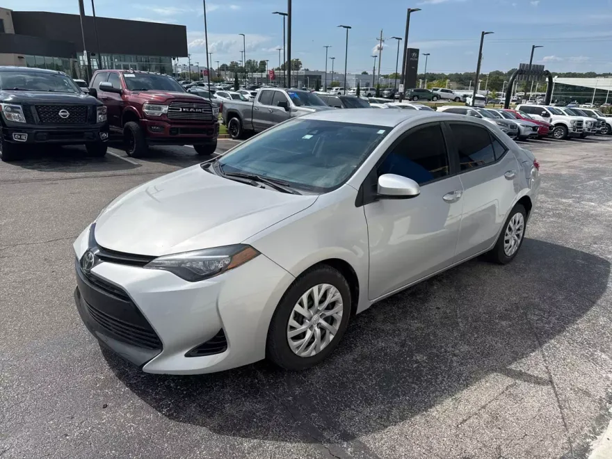 2017 Toyota Corolla LE photo 1