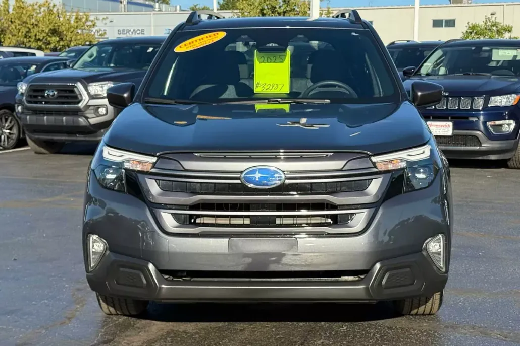 2025 Subaru Forester Premium Base photo 1