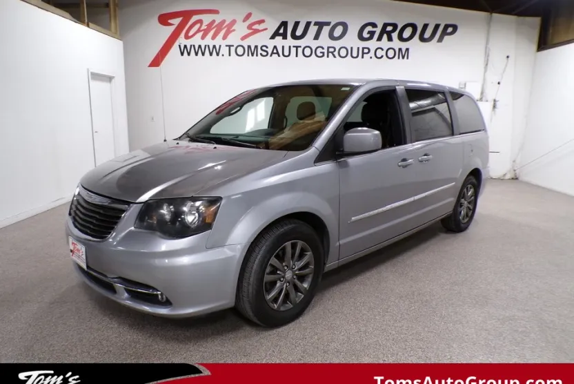 2015 Chrysler Town & Country S photo 1