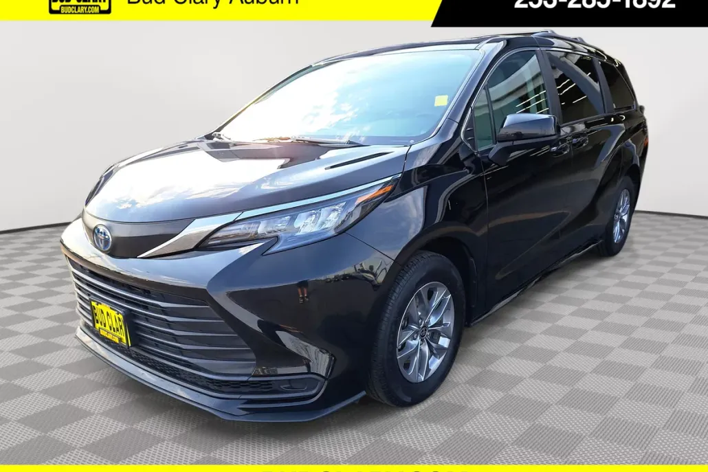 2024 Toyota Sienna LE photo 1