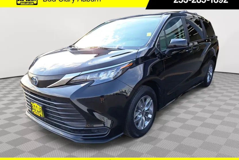 2024 Toyota Sienna LE photo 1