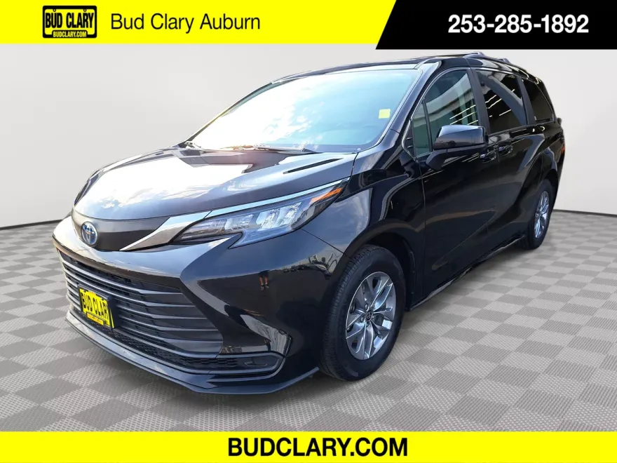 2024 Toyota Sienna LE photo 1