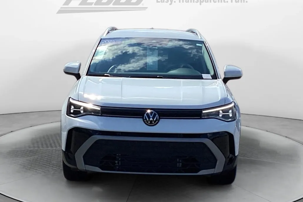 2025 Volkswagen Taos SE photo 1