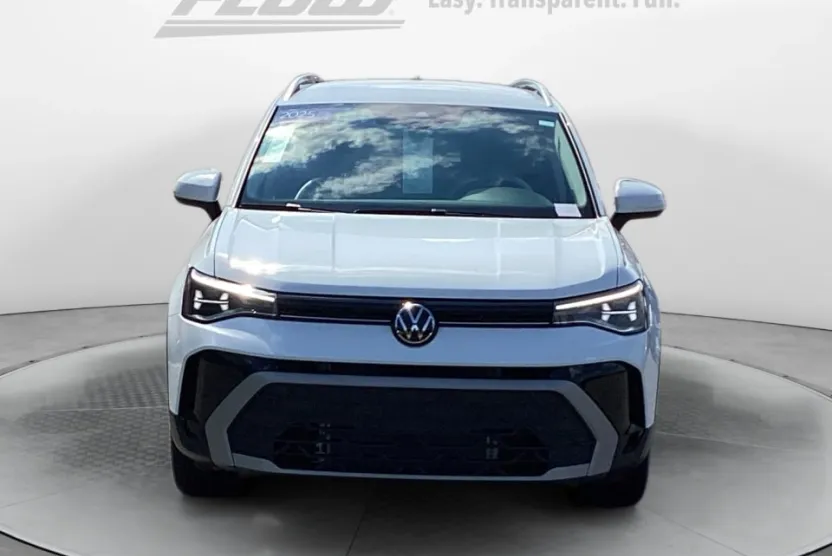 2025 Volkswagen Taos SE photo 1