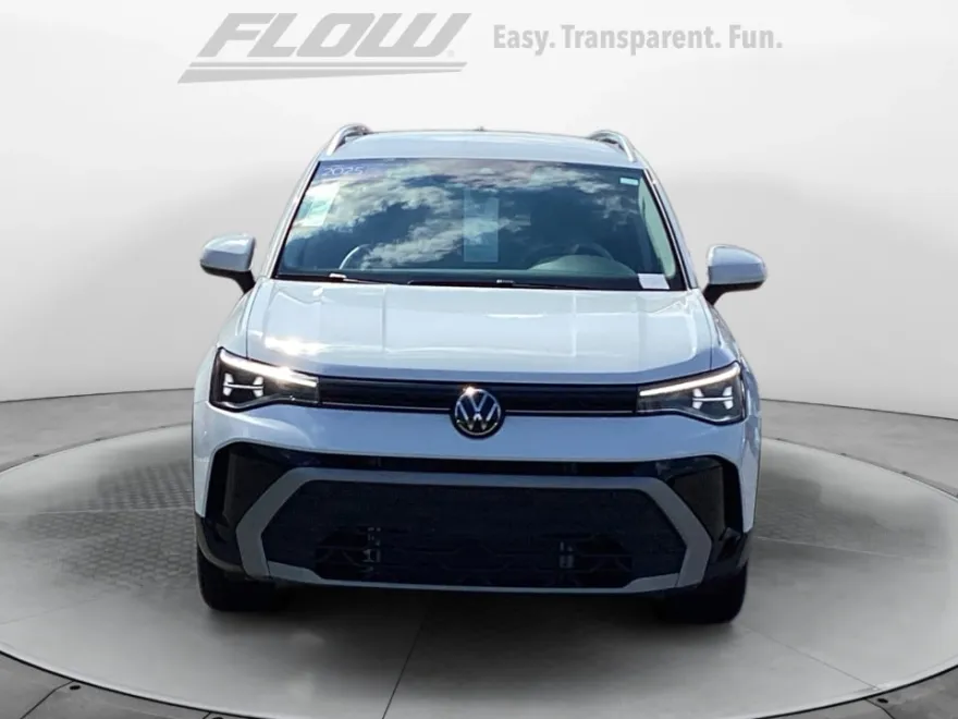2025 Volkswagen Taos SE photo 1