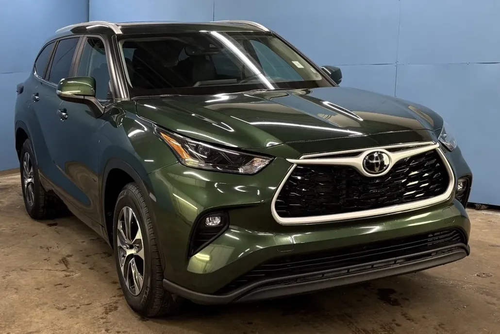 2024 Toyota Highlander XLE photo 1