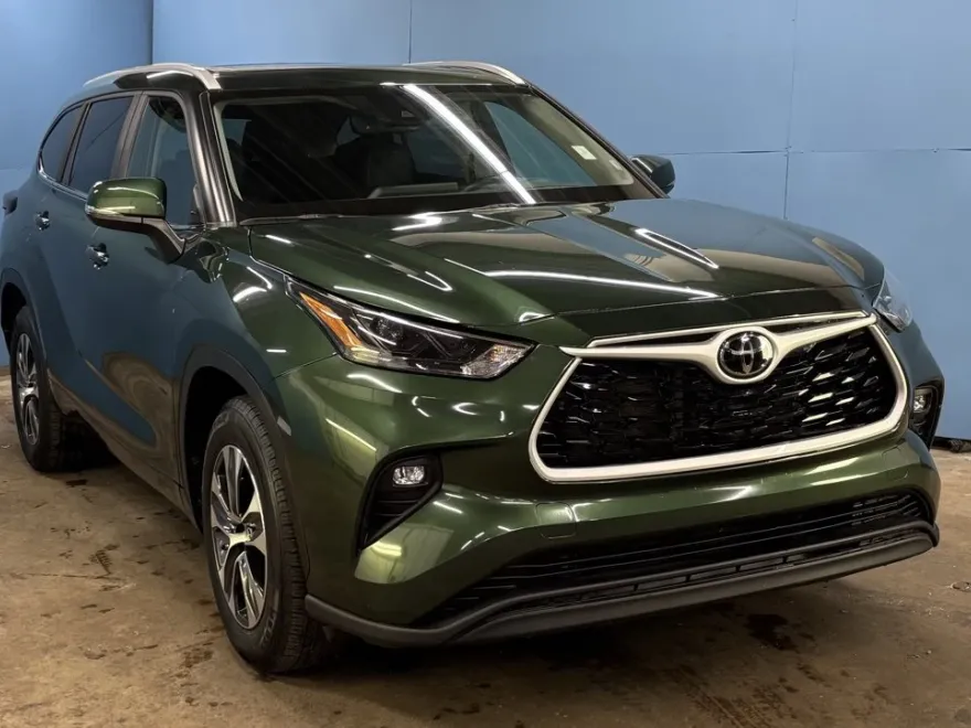 2024 Toyota Highlander XLE photo 1