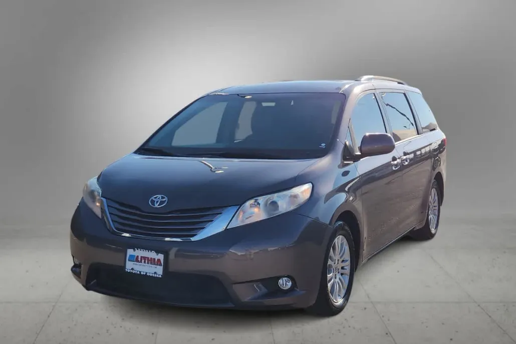 2016 Toyota Sienna XLE photo 1