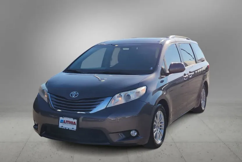 2016 Toyota Sienna XLE photo 1