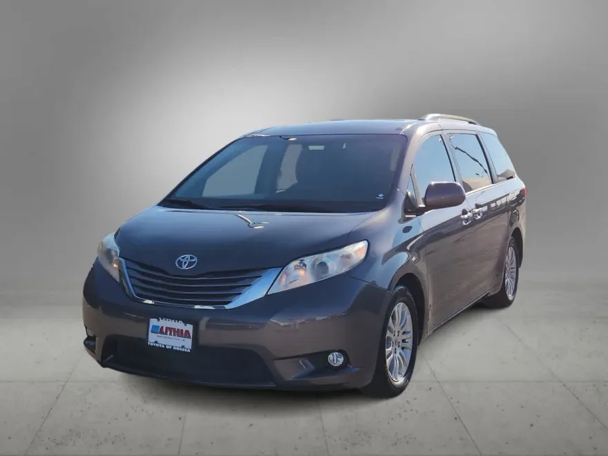 2016 Toyota Sienna XLE photo 1