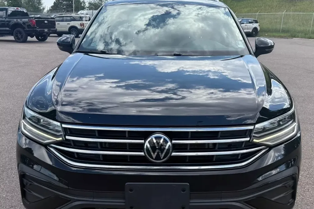 2022 Volkswagen Tiguan SE photo 1