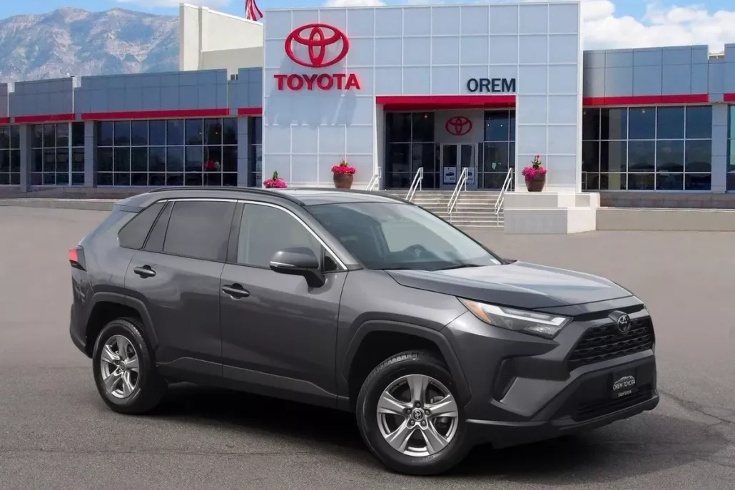 2023 Toyota RAV4 XLE photo 1