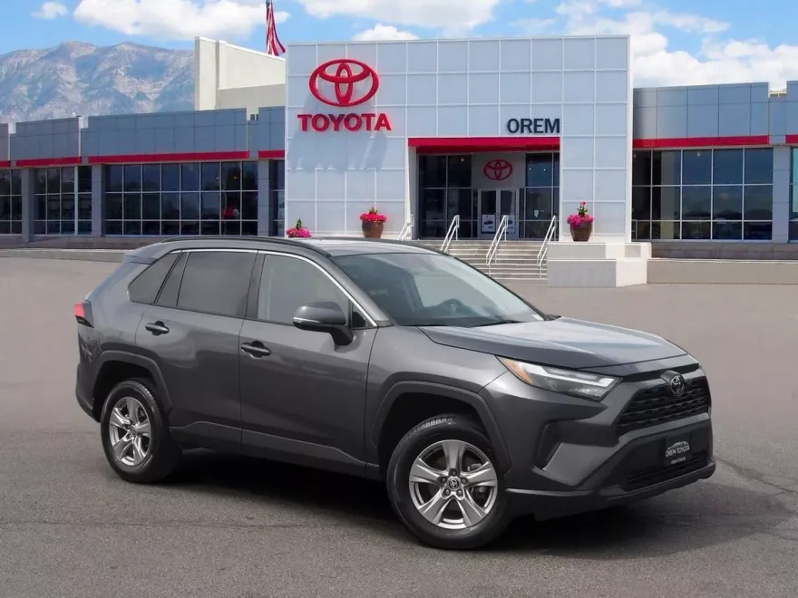 2023 Toyota RAV4 XLE photo 1